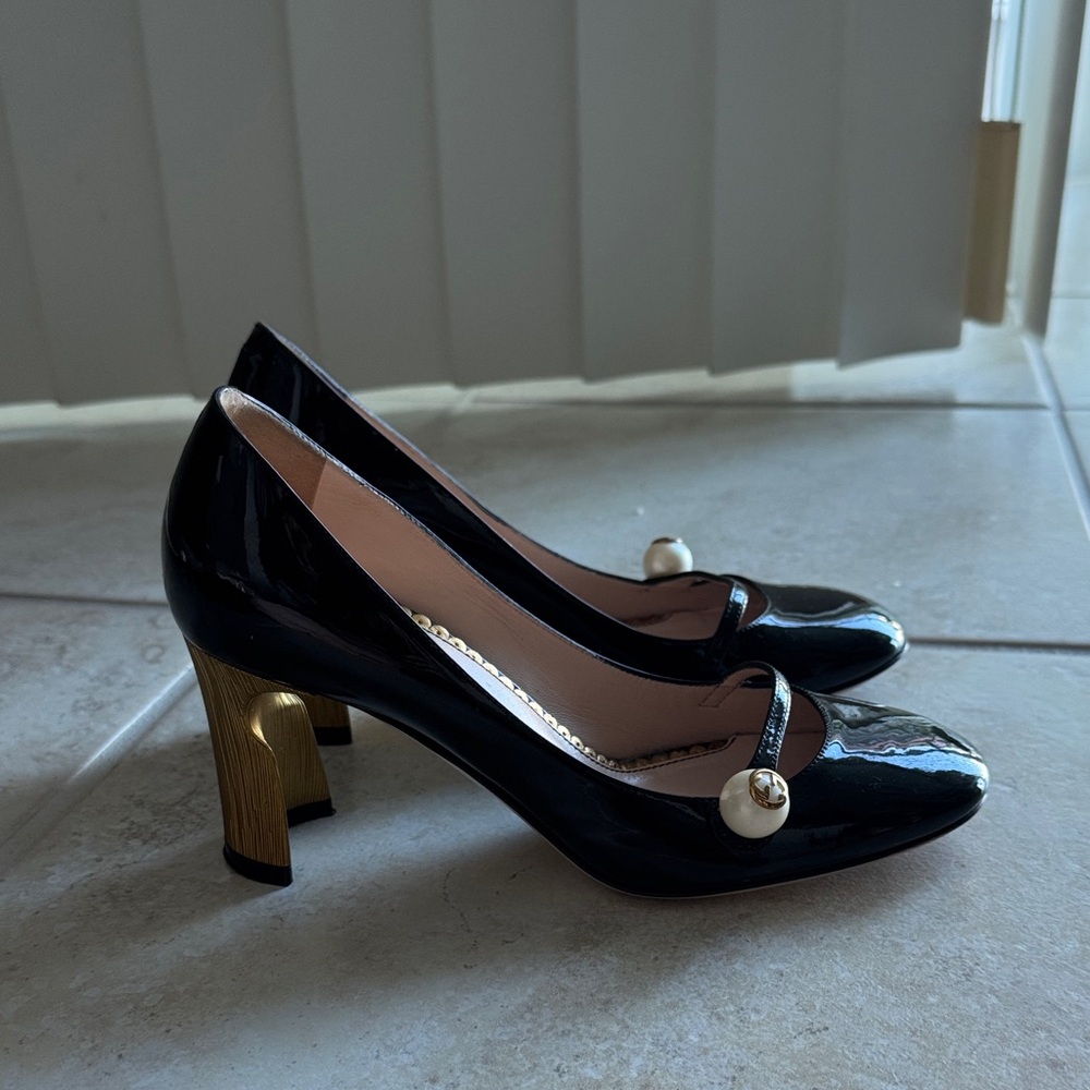 Gucci
Faux Pearl Accents Patent Leather Pumps